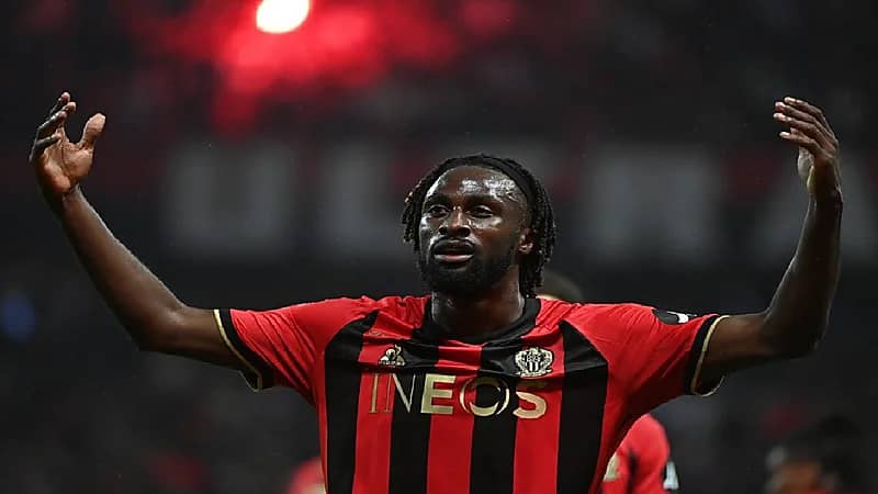 نيوم يفاوض مهاجم نيس الفرنسي