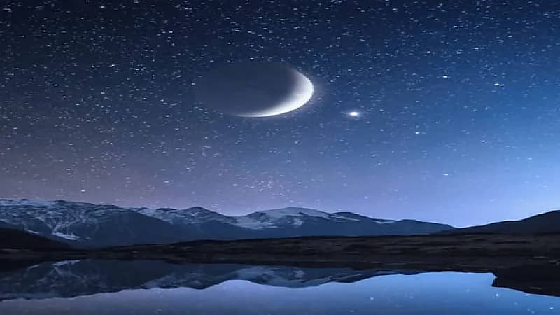 اقتران ساحر بين القمر والمشتري يضيء سماء المملكة الأربعاء