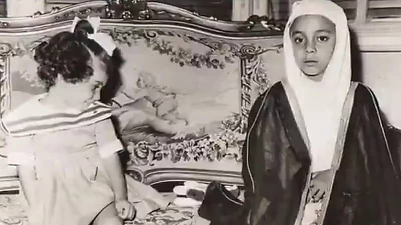 لقطات نادرة ومؤثرة من طفولة الأمير مشهور بن سعود