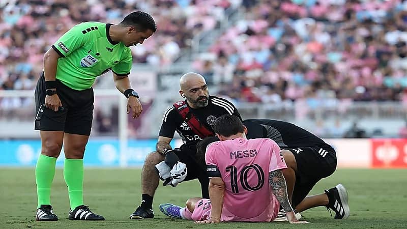 إصابة عضلية تبعد ميسي عن الملاعب لمدة شهر