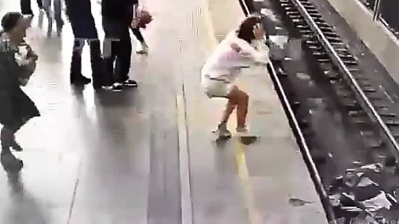 نجاة طفل بأعجوبة بعد سقوط عربته تحت القطار .. فيديو