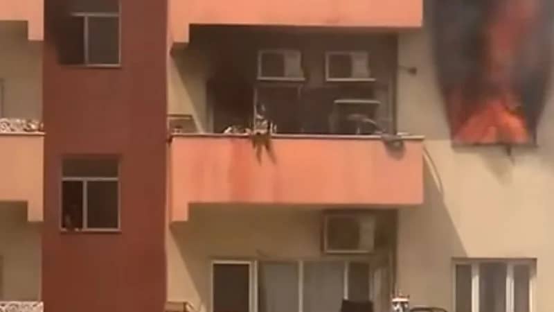 أطفال يقفزون هربًا من حريق مروع في حي سكني ببغداد ..فيديو