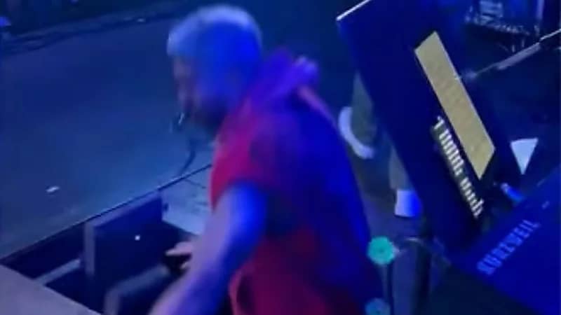 سقوط مروع لمغني الأرجنتيني خلال حفل مباشر .. فيديو