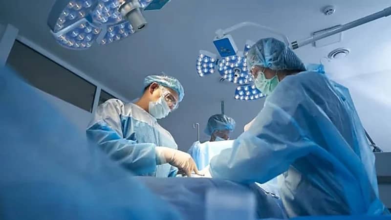 استخراج كرة شعر وزنها 2 كيلوغرام من معدة فتاة .. صورة