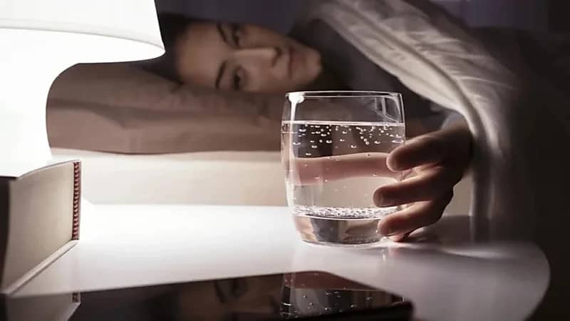 نصائح بعدم وضع كوب ماء بجوار السرير خلال النوم