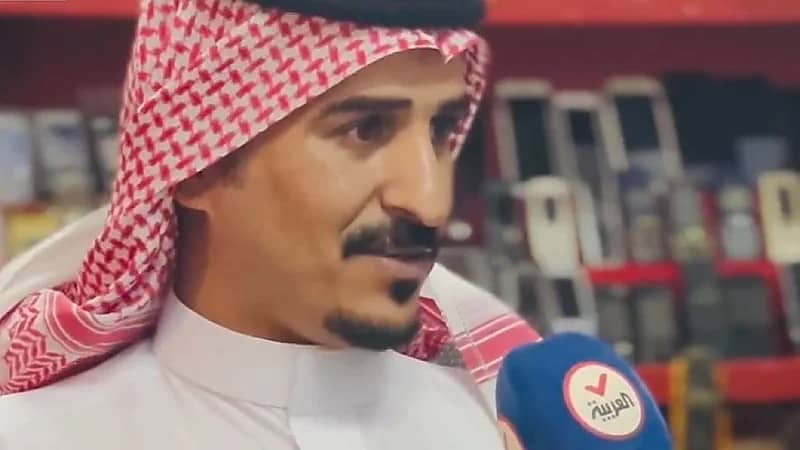 مواطن يكشف عن شغفه بجمع القطع الأثرية في منزله ..فيديو
