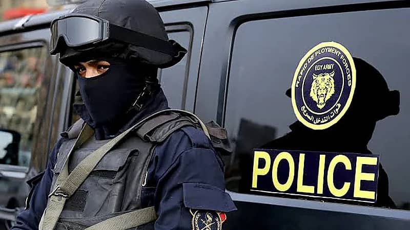 شاب وفتاتين يعتدون على المواطنين بالضرب ويثيرون غضبًا واسعًا