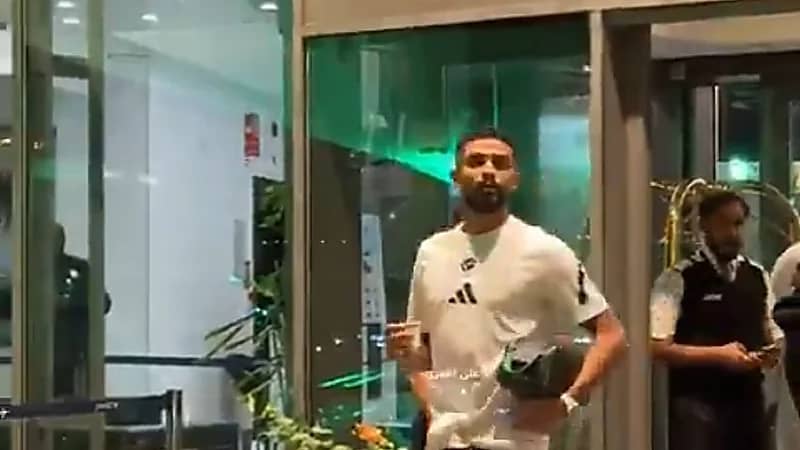 عبدالإله العمري يستقبل جماهير النصر بالقبلات .. فيديو