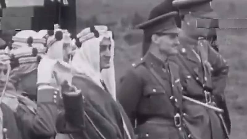 زيارة نادرة للملك فيصل بن عبد العزيز إلى قاعدة عسكرية في انجلترا ..فيديو