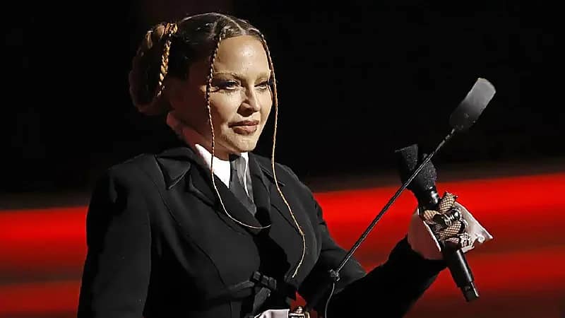 مادونا تكشف تفاصيل صراعها مع تسمم الدم