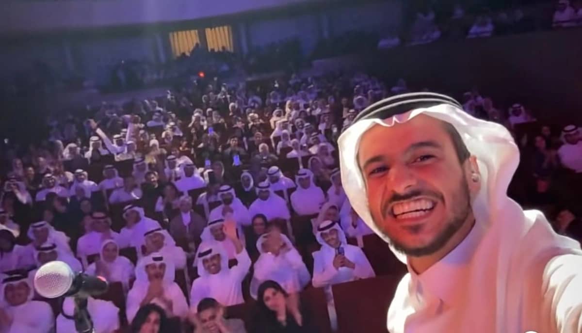 عايض يوسف يخطف الأضواء بعفويته وتفاعله مع الجمهور في حفل الكويت .. فيديو