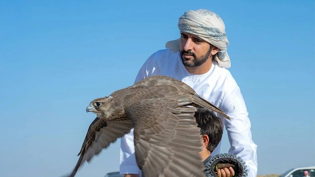 ولي عهد دبي مع نجله حاملاً صقر في صحراء أوزبكستان..صور