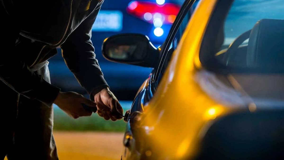 رجل يفبرك سرقة سيارته لتجنب التسوق مع زوجته