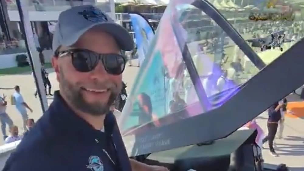 طيار سعودي: أصغر طيار عندنا يلعب بالطائرة لعب .. فيديو