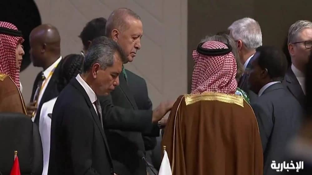 لمسة ودية أردوغان محييًا وزير الخارجية الأمير فيصل بن فرحان.. فيديو