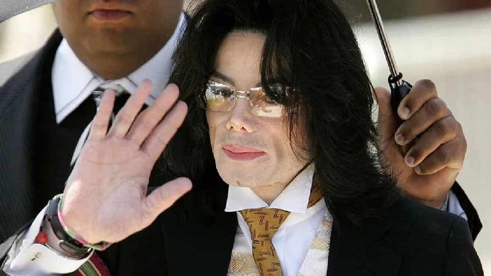 تشريح جثة مايكل جاكسون يكشف معاناته قبل الوفاة