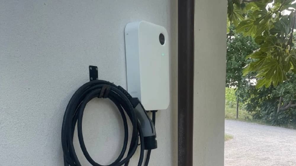 خبير :  أسلاك الشواحن العامة قد ترسل نسخ بيانات الهواتف لقاعدة بيانات أخرى .. فيديو