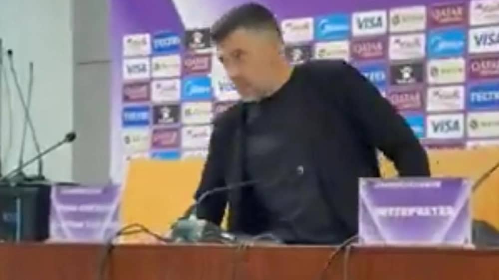 سقوط طاولة المؤتمر الصحفي قبل حديث كونسيساو.. فيديو