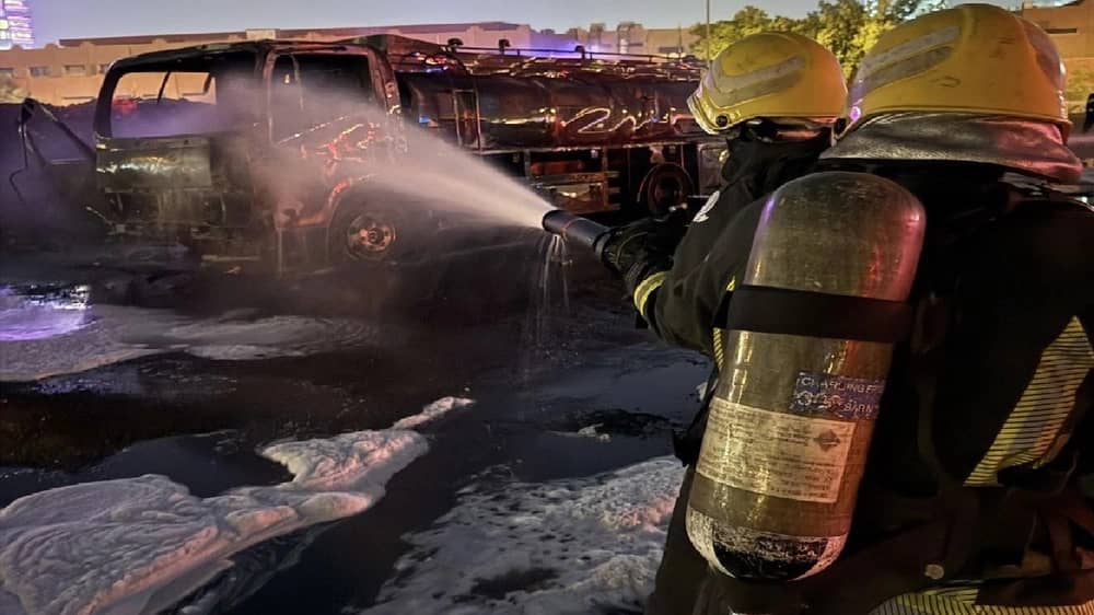 الدفاع المدني يخمد حريق ناقلة وقود بالرياض