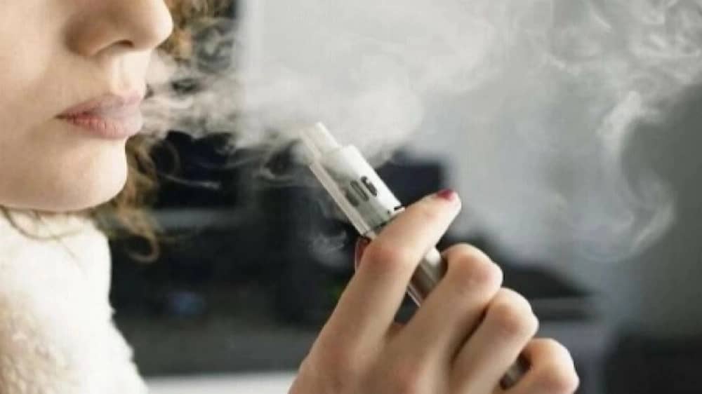 فتاة تفقد القدرة على الكلام والقراءة بسبب السجائر الإلكترونية