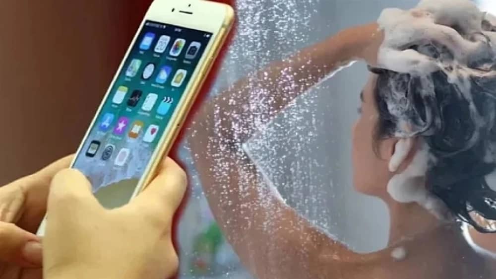 هلع شابة تركية بعد فتح هاتفها تلقائياً لمقطع فيديو بالحمام.. فيديو