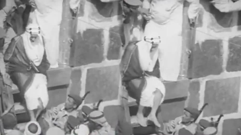 أندر لحظة في تاريخ الحرم .. الأمير فيصل يخرج من باب ⁧‫الكعبة‬⁩ وسط الحشود ..فيديو