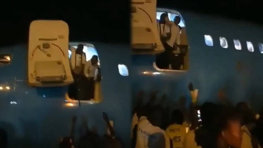 ركاب يضطرون للققز من طائرة لعدم وجود معدات النزول !..فيديو