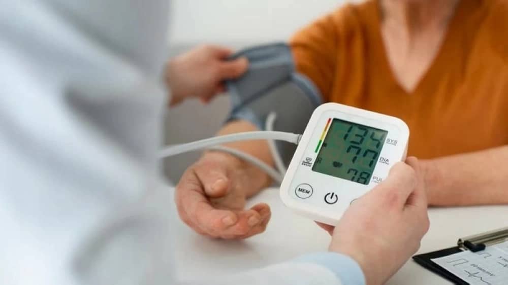 طبيب يحذر: الشتاء يرفع ضغط الدم ويضاعف مخاطر النوبات القلبية