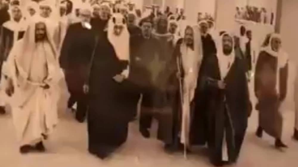 الملك فيصل والشيخ بن باز في الجامعة الإسلامية عام 1384 ه .. فيديو