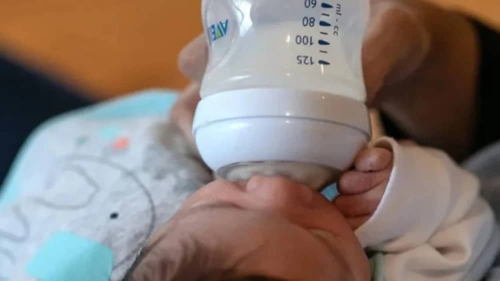 احذر ..  3 علامات تنذر بالتسمم عند الرضع بعد أزمة الحليب العالمية