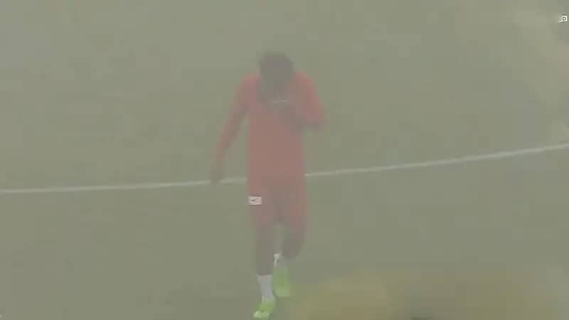 عاصفة رملية تجتاح ملعب مباراة ‎الاخدود وضمك .. فيديو