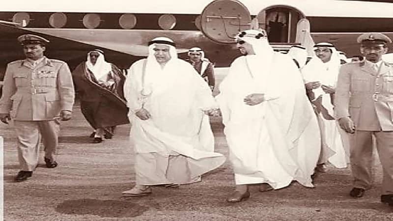 صورة نادرة لاجتماع قيادات القوات السعودية مع الشيخ عبدالله الصباح