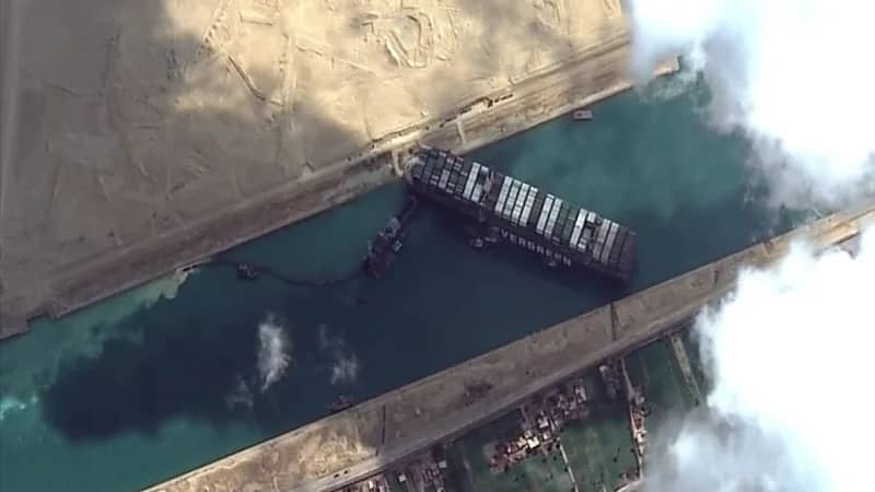 الرياح تعيد السفينة العالقة في السويس إلى وضعها بعرض القناة