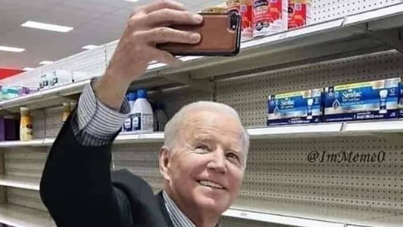 عاصفة انتقادات ضد بايدن بسبب سيلفي الرفوف الفارغة