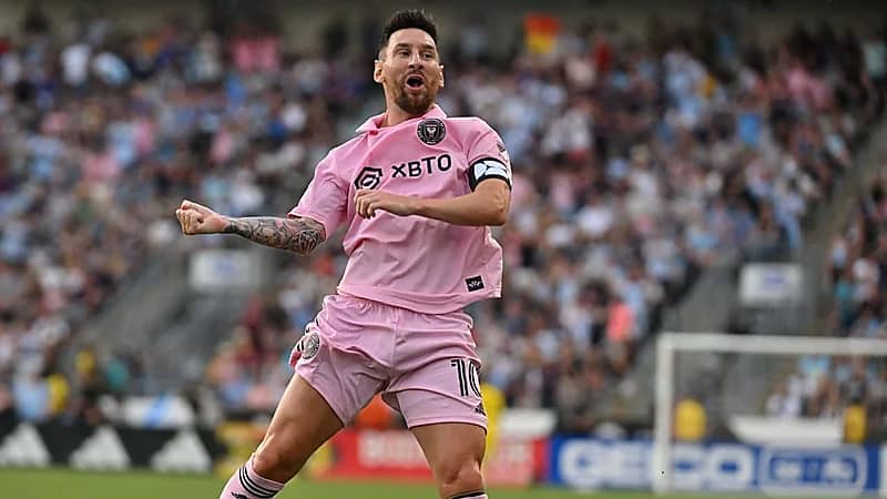 ميسي يفوز بكأس الدوريات مع إنتر ميامي .. فيديو