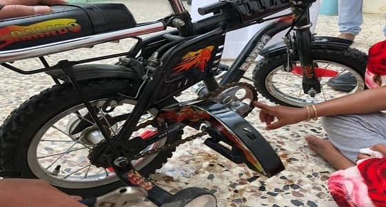 إصبع طفلة يعلق في جنزير " سيكل " .. ومدني الطائف يحرره