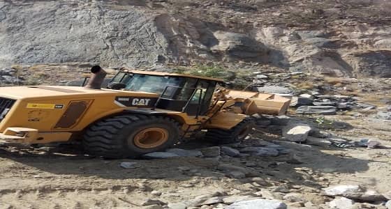 بالصور.. إزالة إحداثات على أراض حكومية بالمجاردة