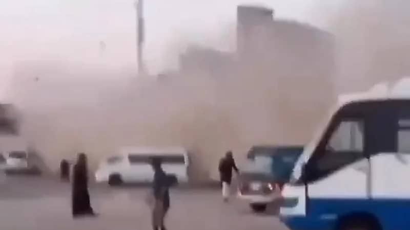 هبوط اضطراري لمروحية عسكرية فوق مرآب سيارات بسبب خلل فني.. فيديو