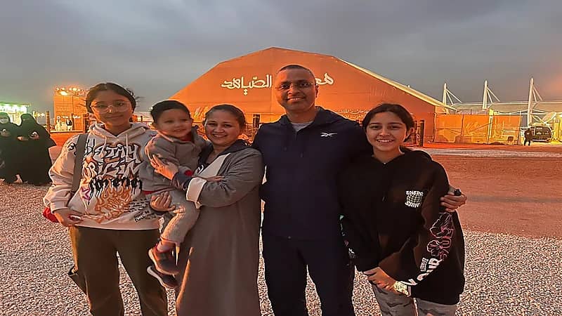 أسرة كندية تُعرّف أولادها على ثقافة الإبل بمهرجان الملك عبدالعزيز