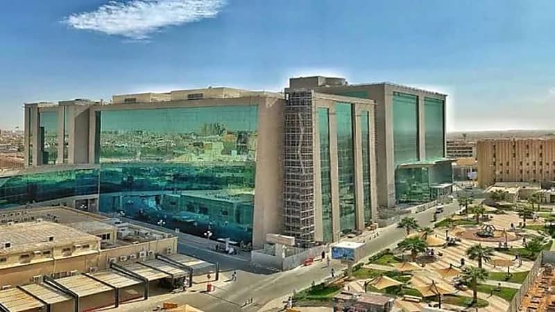 إنهاء معاناة مقيم خمسيني من انسداد الأمعاء بعد استئصال ورم سرطاني يزن 5 كجم