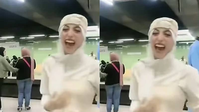 فتاتان ترقصان على أنغام المهرجانات داخل مترو الأنفاق تثيران جدلاً واسعًا