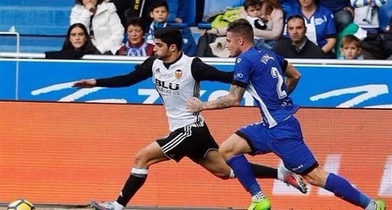 فالنسيا يهزم ألافيس ويطارد برشلونة على صدارة الدوري