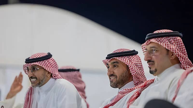 وزير الرياضة يحضر مران الأخضر .. صور