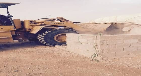 بالصور.. بلدية الروضة تزيل 122 مخيما مخالفا بالرياض