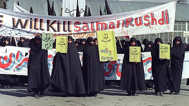 وسائل إعلام إيرانية تصف سلمان رشدي بـ"المرتد"