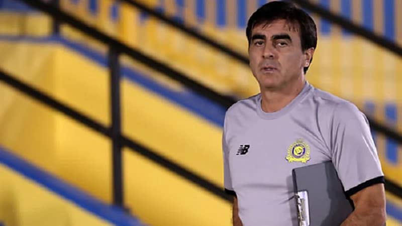 التعاون يطالب مدرب النصر السابق بتحديد موقفه