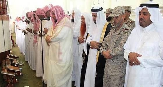 وكيل محافظة محايل ينقل تعازي القيادة لذوي الشهيد آل جابر