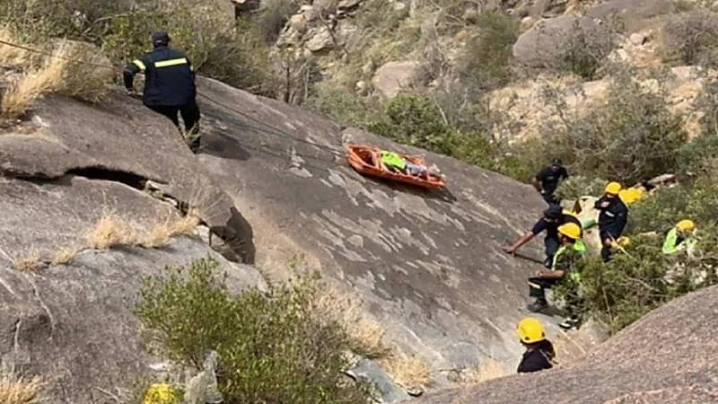 انتشال جثماني شابين سقطا من أحد الجبال الوعرة بعقبة حزنه