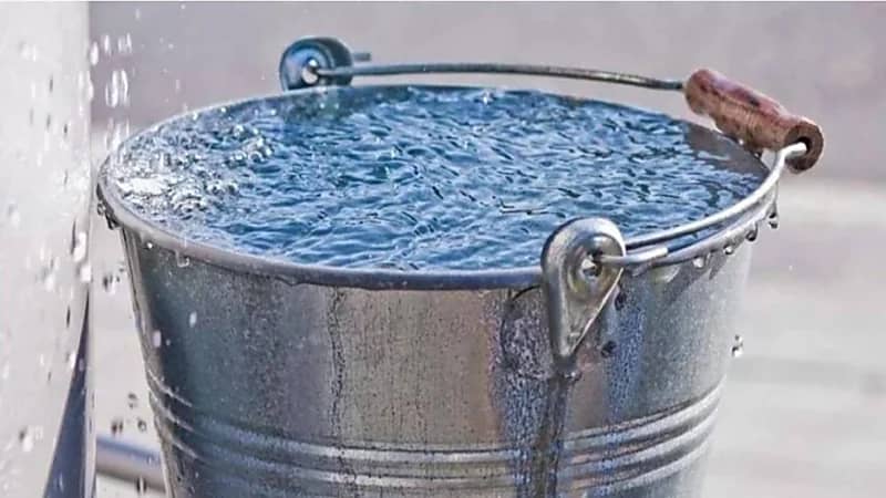 جدلاً واسعاً بعدما أخبر فندق شهير زبائنه بتوفير دلواً إذا احتاجوا إلى ماء ساخن