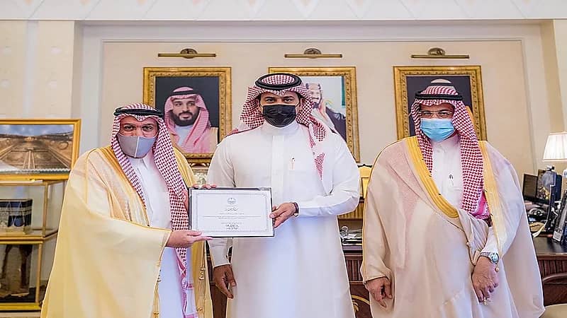 أمير القصيم يكرم موظفين من منسوبي الشؤون الأمنية بالإمارة